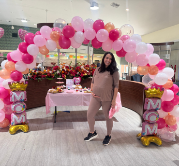 pregnant mom under balloon arch